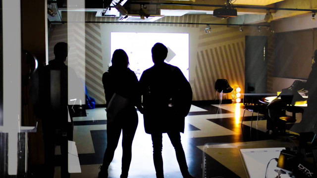 Group people room open door free wallpaper for desktop - medium preview image