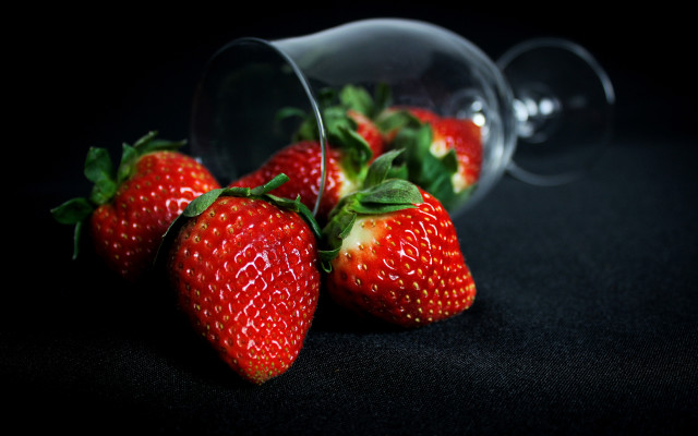 Strawberries wine glass stilllife food free wallpaper for desktop - medium preview image