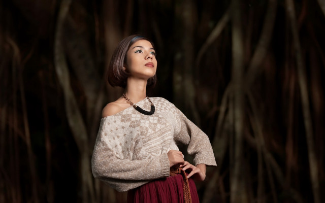 Woman dress necklace forest portrait free wallpaper for desktop - medium preview image