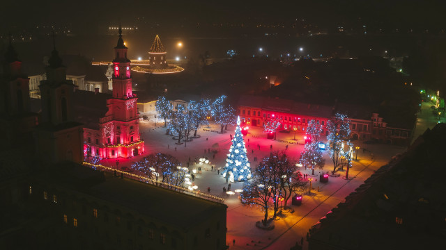 City square christmas tree clock free wallpaper for desktop - medium preview image