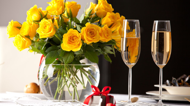 Yellow roses champagne vase romantic free wallpaper for desktop - medium preview image