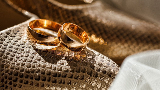 Gold rings rock white cloth free wallpaper for desktop - medium preview image