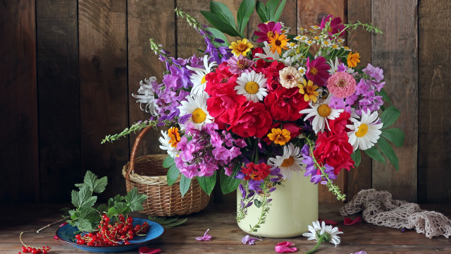 Vase flowers table basket berries free wallpaper for desktop - medium preview image