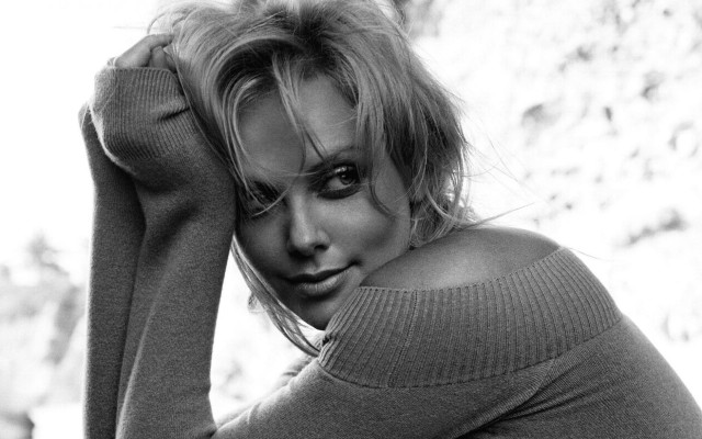 Woman head pose sweater jeans free wallpaper for desktop - medium preview image