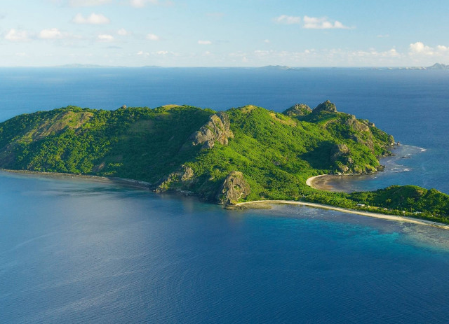 Small island ocean sandy beach free wallpaper for desktop - medium preview image