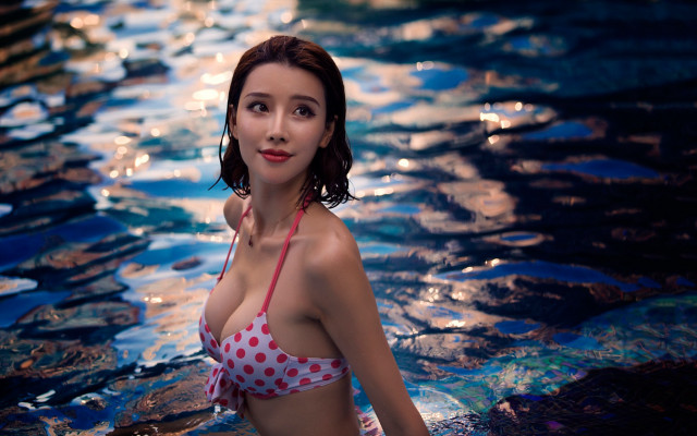 Woman bikini pool beach ocean free wallpaper for desktop - medium preview image