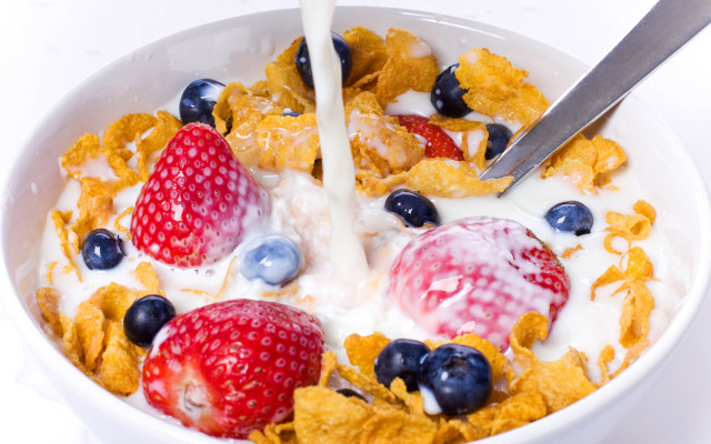 Cereal yogurt fruit spoon closeup #2 free wallpaper for desktop - medium preview image