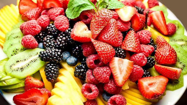 Fruit plate berries kiwi strawberry free wallpaper for desktop - medium preview image