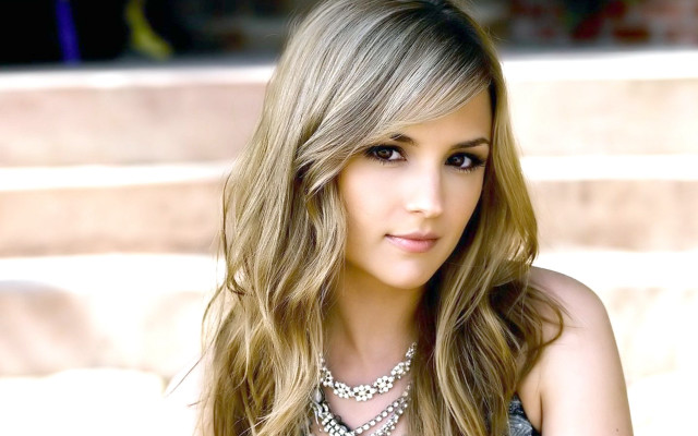 Araceli gilbert beautiful beach jewelry free wallpaper for desktop - medium preview image