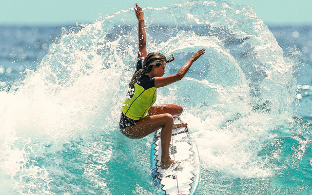 Woman surfing wave sunny ocean free wallpaper for desktop - medium preview image