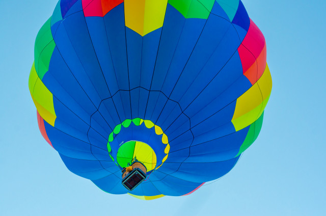 Colorful hot air balloon flying free wallpaper for desktop - medium preview image