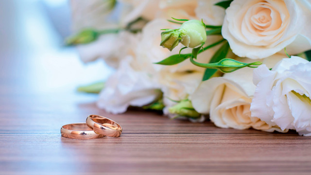 Wedding rings flower bouquet white free wallpaper for desktop - medium preview image