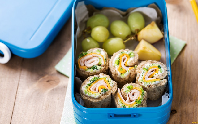 Lunchbox grapes sandwich bluecontainer foodphotography free wallpaper for desktop - medium preview image