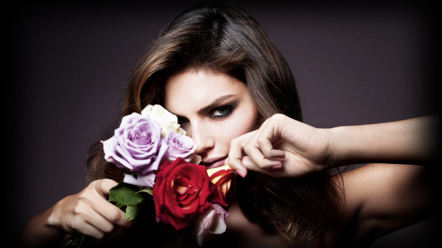 Woman holding flowers roses pink free wallpaper for desktop - medium preview image