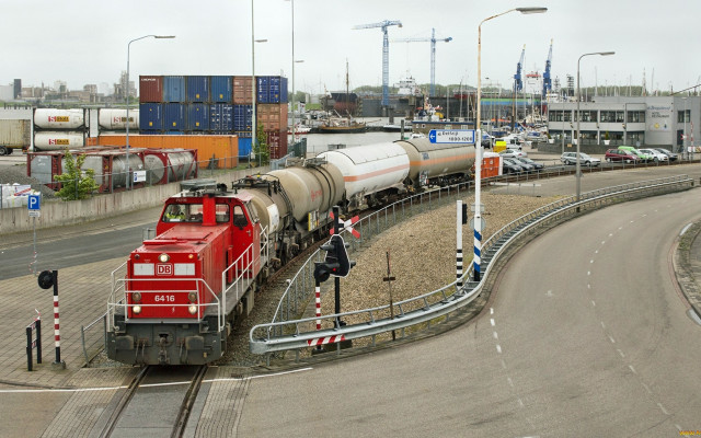 Train road traffic light destijl free wallpaper for desktop - medium preview image