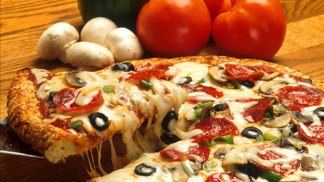 Pizza slice missing vegetables table free wallpaper for desktop - medium preview image