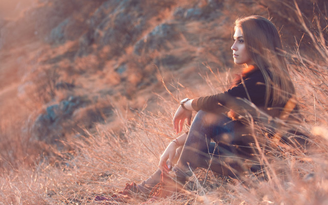 Woman field tallgrass portrait cinematic free wallpaper for desktop - medium preview image