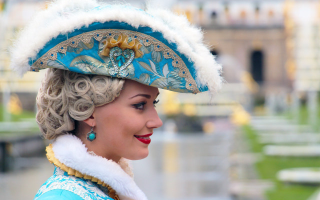 Blue gold hat fur coat free wallpaper for desktop - medium preview image