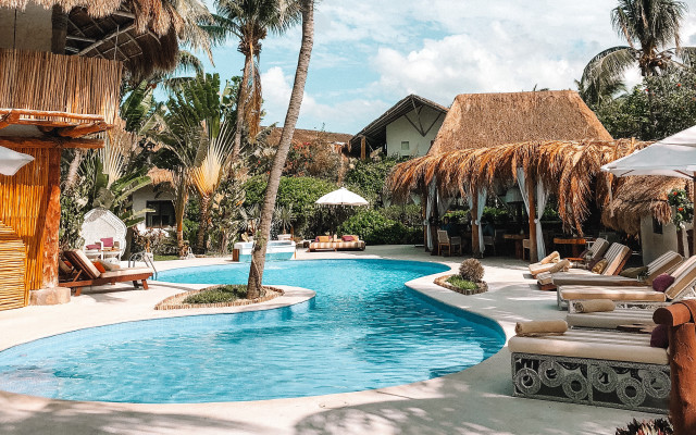 Resort pool lounge chairs umbrella free wallpaper for desktop - medium preview image