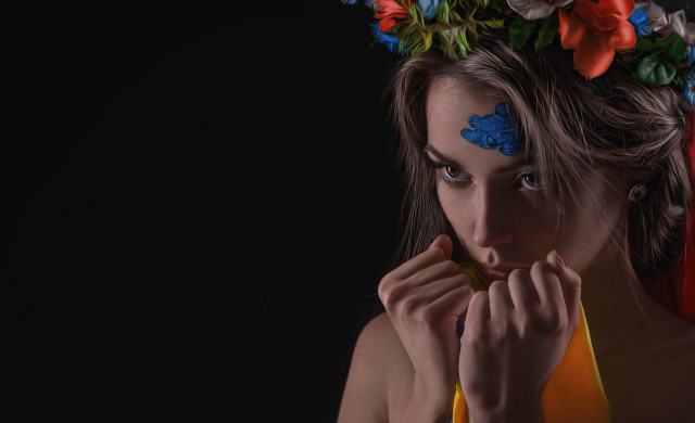 Woman flower crown yellow scarf free wallpaper for desktop - medium preview image