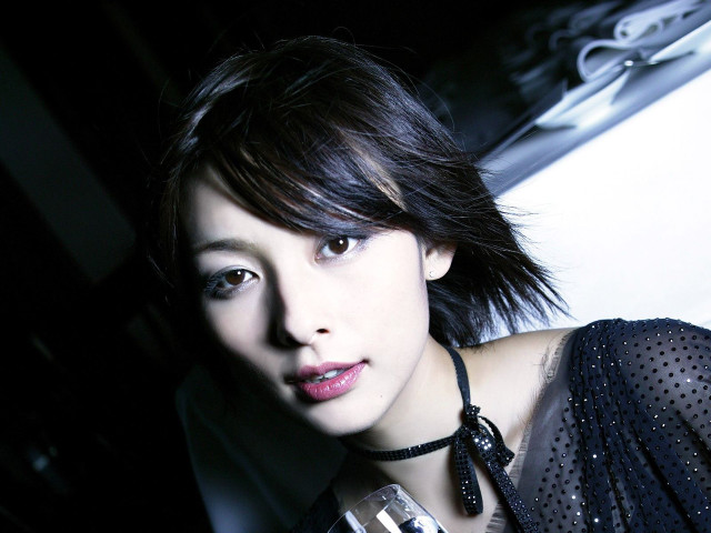 Woman black choker cell phone free wallpaper for desktop - medium preview image