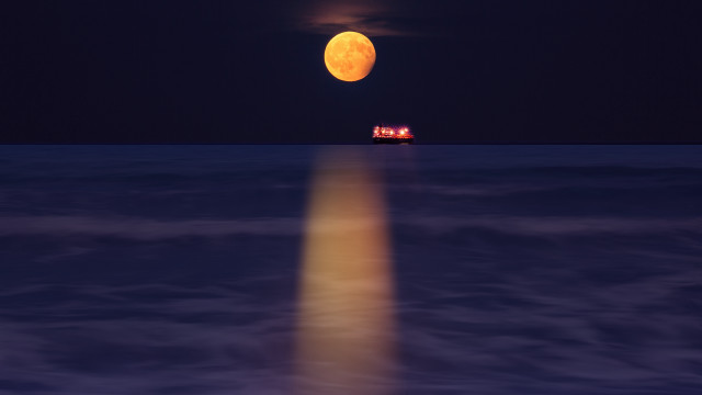 Full moon ocean house boat free wallpaper for desktop - medium preview image