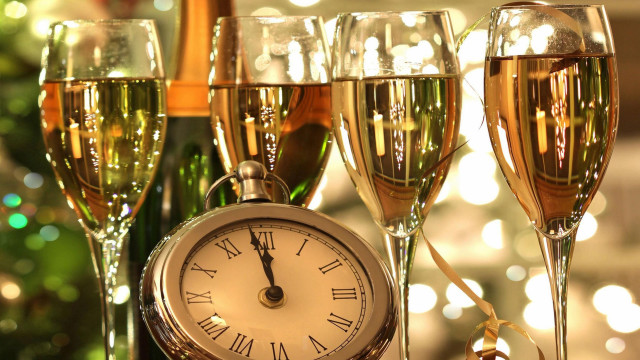 Clock champagne glasses table christmas free wallpaper for desktop - medium preview image