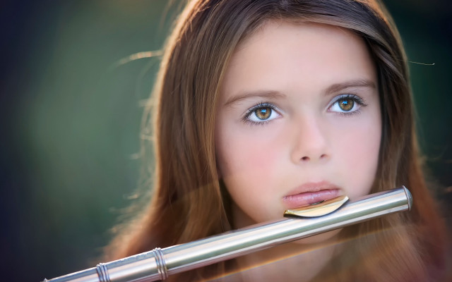 Surprised girl metal object blonde free wallpaper for desktop - medium preview image