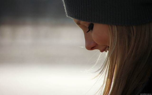 Woman hat cellphone hands shallow free wallpaper for desktop - medium preview image