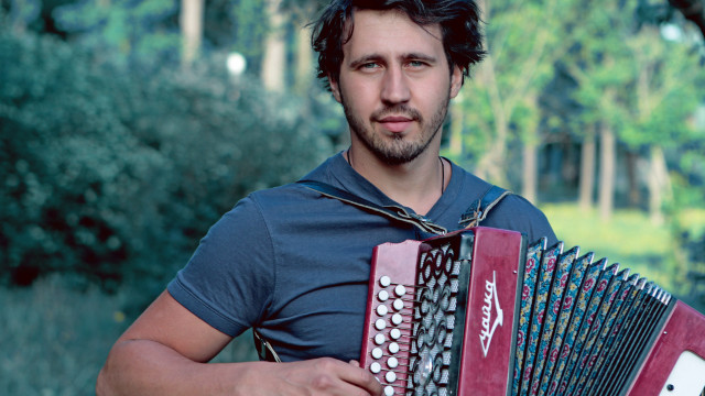 Accordion man park cubo futurism free wallpaper for desktop - medium preview image