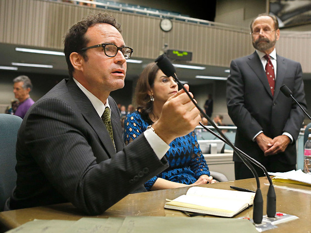 Man suit tie speaking microphone free wallpaper for desktop - medium preview image