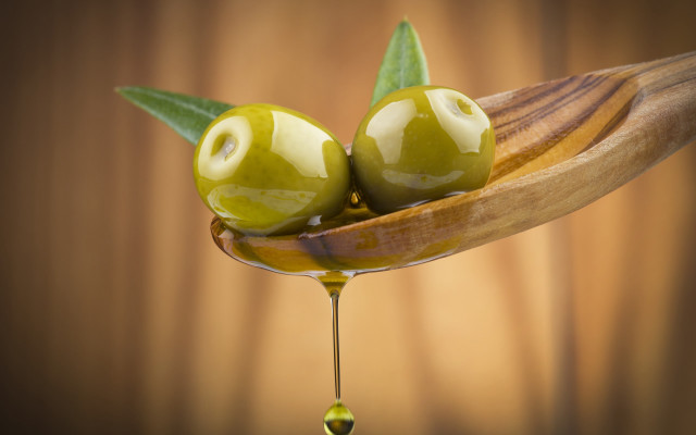 Spoon olives oil photorealism 3d free wallpaper for desktop - medium preview image