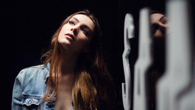 Woman gate illusion anamorphic blurry free wallpaper for desktop - medium preview image