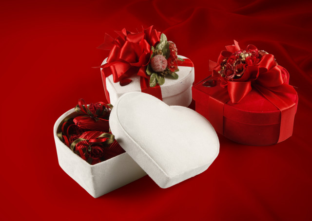 Heart shaped boxes red bows free wallpaper for desktop - medium preview image