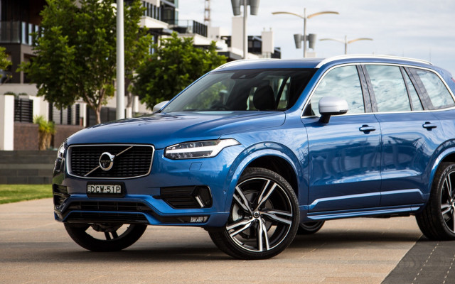 Blue volvo suv city street free wallpaper for desktop - medium preview image