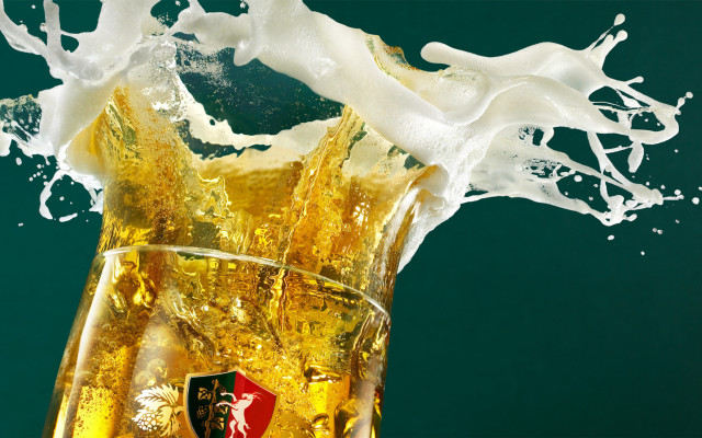 Beer milk splash crest 3d free wallpaper for desktop - medium preview image