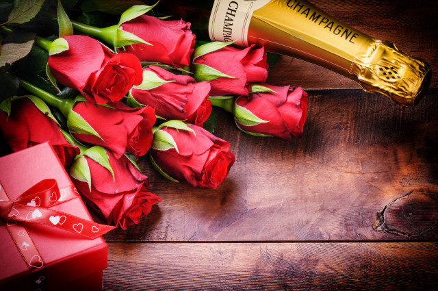 Roses champagne table red box free wallpaper for desktop - medium preview image