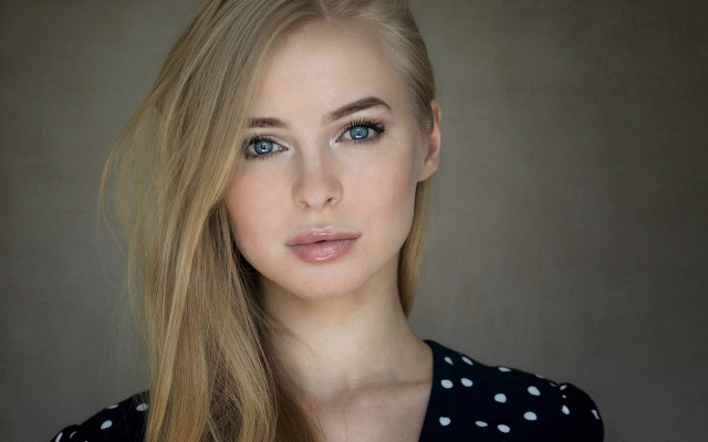 Eszter blonde blueeyes polkadot portrait free wallpaper for desktop - medium preview image
