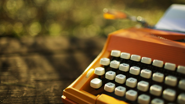 Typewriter closeup bokeh blurry background free wallpaper for desktop - medium preview image