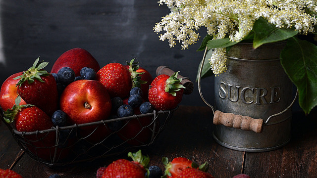 Strawberries basket bucket vase flower free wallpaper for desktop - medium preview image