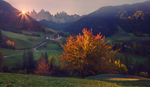 Mountain valley tree house autumn free wallpaper for desktop - medium preview image