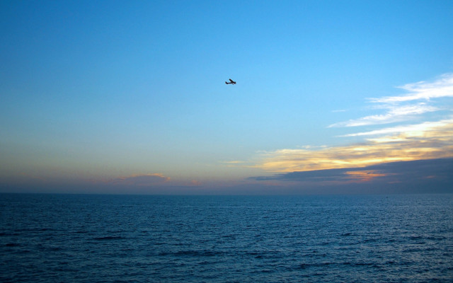 Plane ocean sunset minimalism beach free wallpaper for desktop - medium preview image