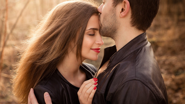 Romantic woods kissing blurry depth free wallpaper for desktop - medium preview image