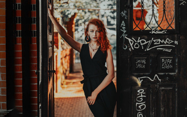 Woman doorway graffiti barbizon portrait free wallpaper for desktop - medium preview image