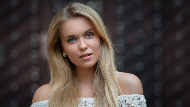 Blonde woman portrait bokeh jewelry free wallpaper for desktop - medium preview image