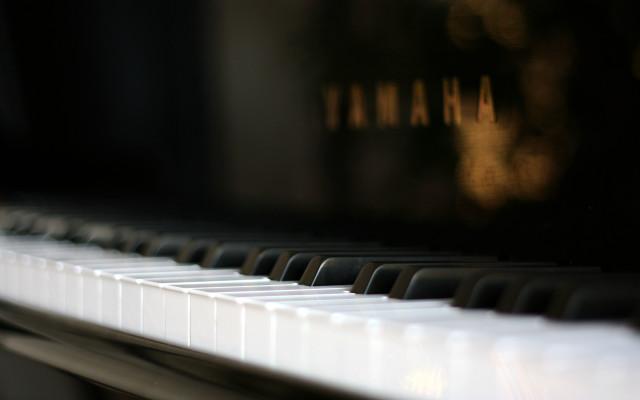 Piano closeup blurry background yamaha free wallpaper for desktop - medium preview image