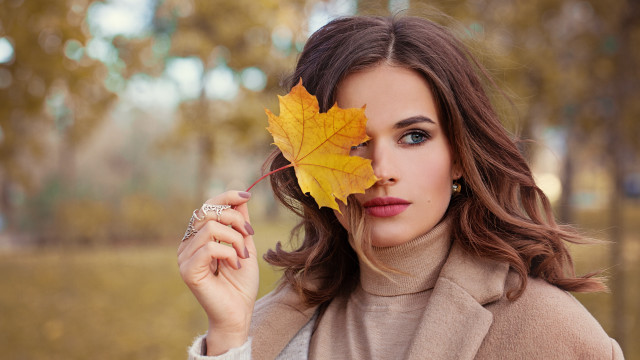 Eszter mattioni surprised woman leaf free wallpaper for desktop - medium preview image
