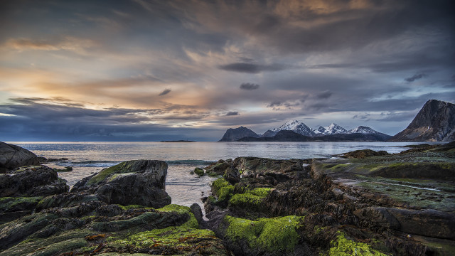 Rocky shore mountains misty sky free wallpaper for desktop - medium preview image