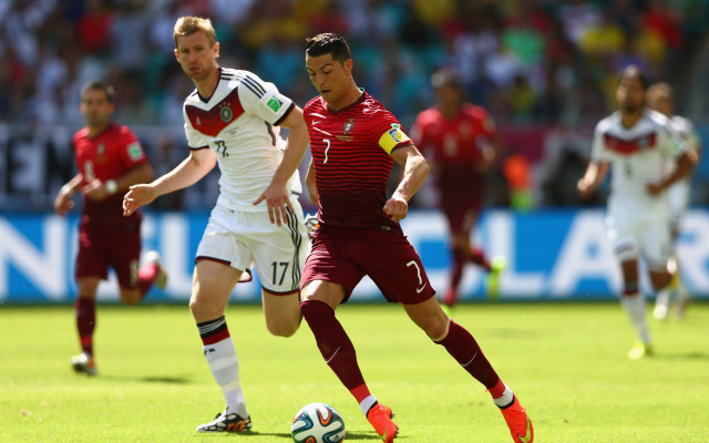 Soccer players crowd blurry bokeh free wallpaper for desktop - medium preview image