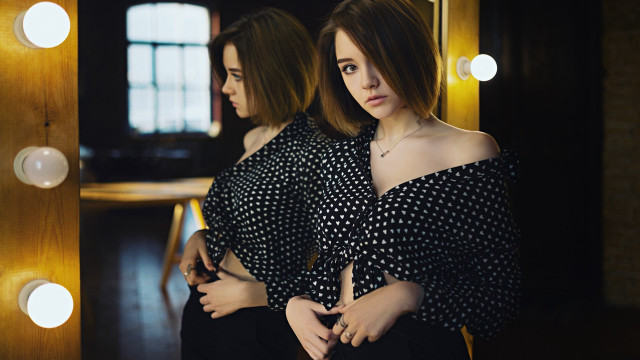 Mirror woman balloons browneyes dress free wallpaper for desktop - medium preview image